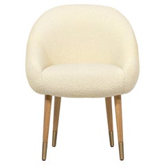 Silla de comedor Niemeyer, Bouclé, roble y latón, Insidherland by Joana Santos Barbosa