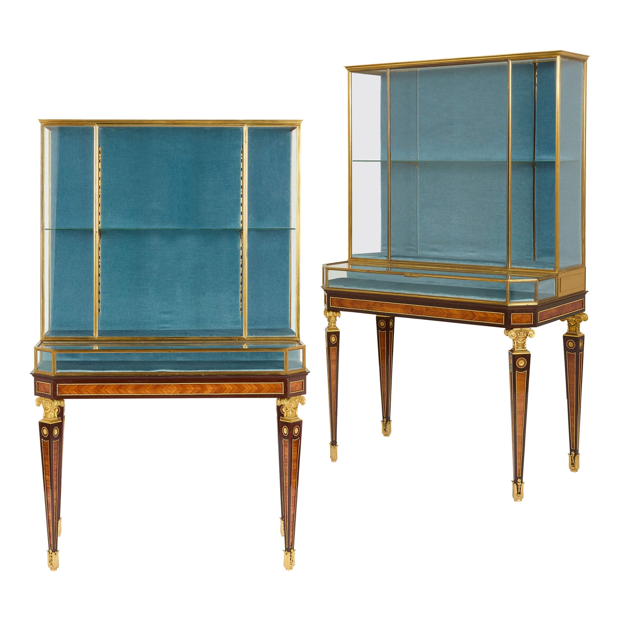 Paar antike, in Goldbronze gefasste Vitrineschränke von L'Escalier de Cristal