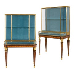 Paar antike, in Goldbronze gefasste Vitrineschränke von L'Escalier de Cristal