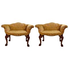 Pareja de Antiguos Sillones Tête-à-Tête Ingleses de Nogal Tallado, Circa 1880's.