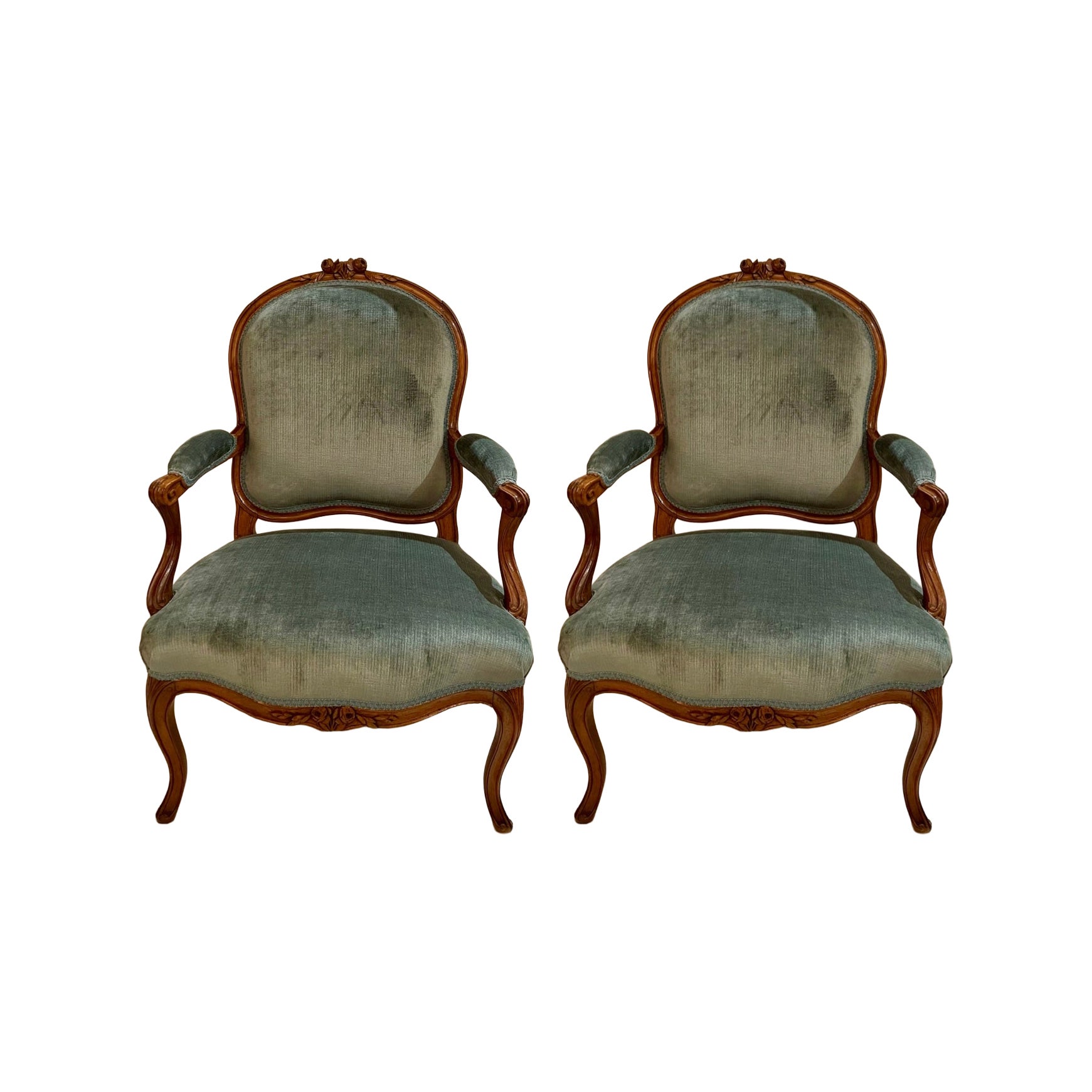 Coppia di antiche poltrone francesi in noce intagliato, circa 1885-1895. in vendita