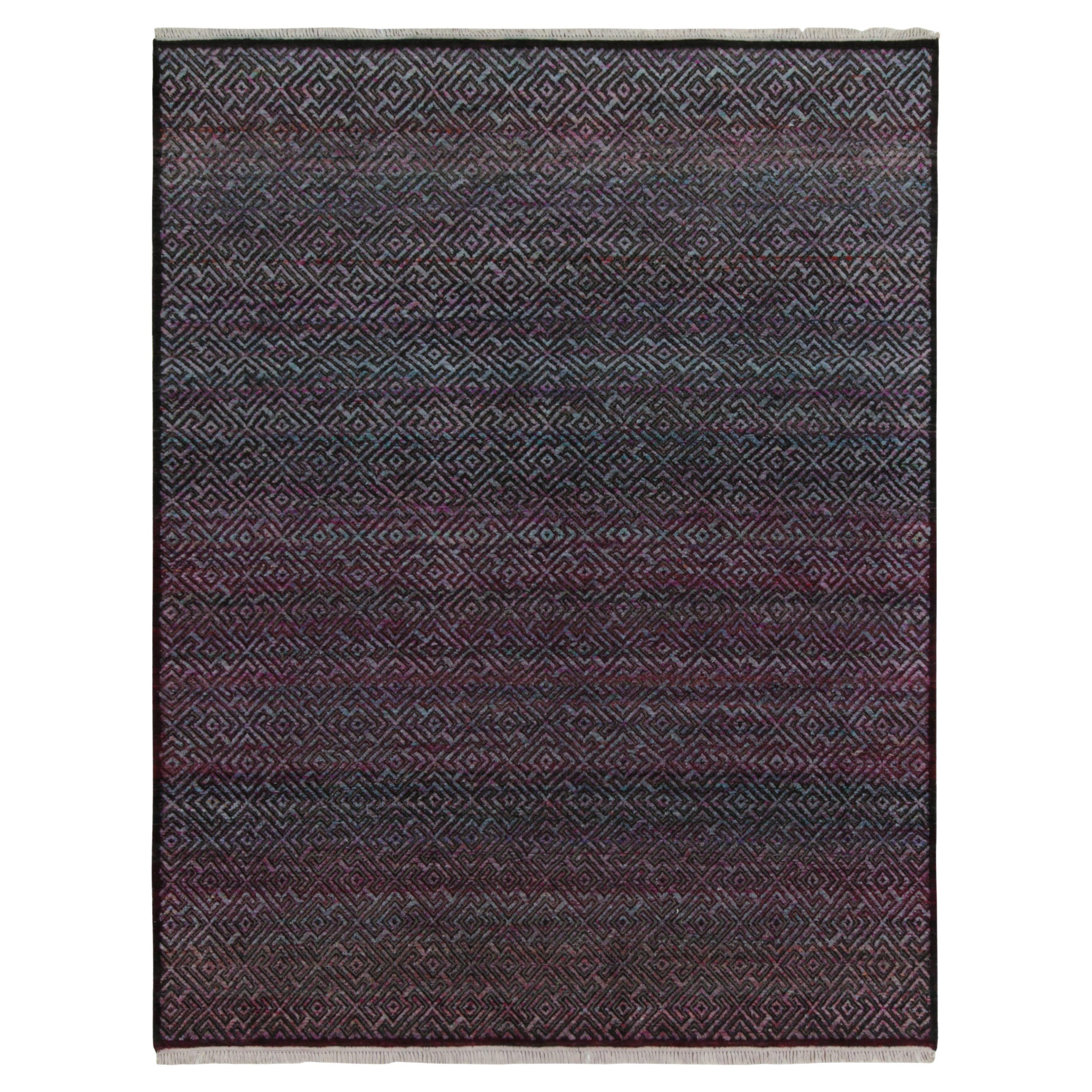 Alfombra contemporánea de Rug & Kilim con motivos geométricos en azul y morado