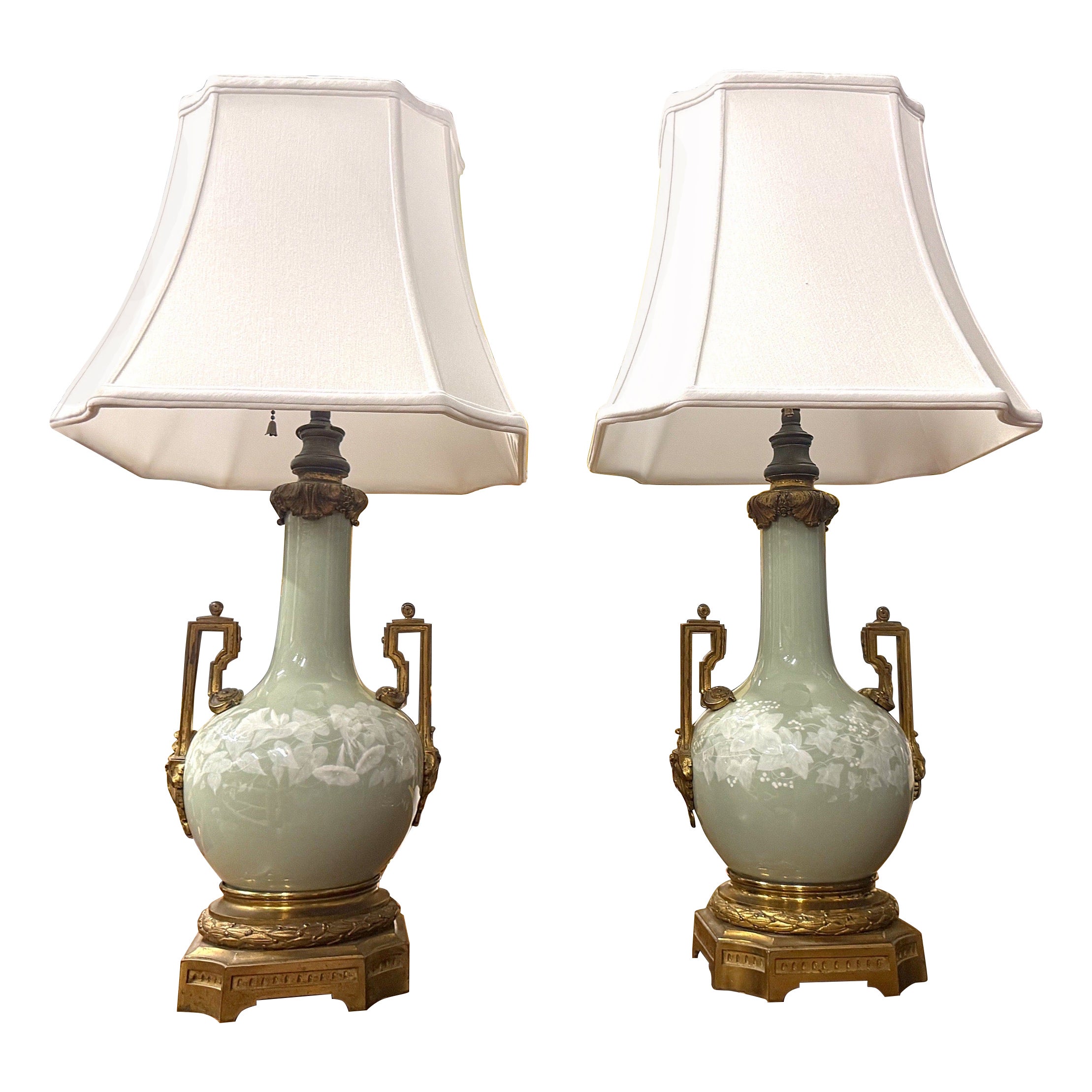 Paire de lampes Louis XVI du 19ème siècle en porcelaine céladon et bronze doré