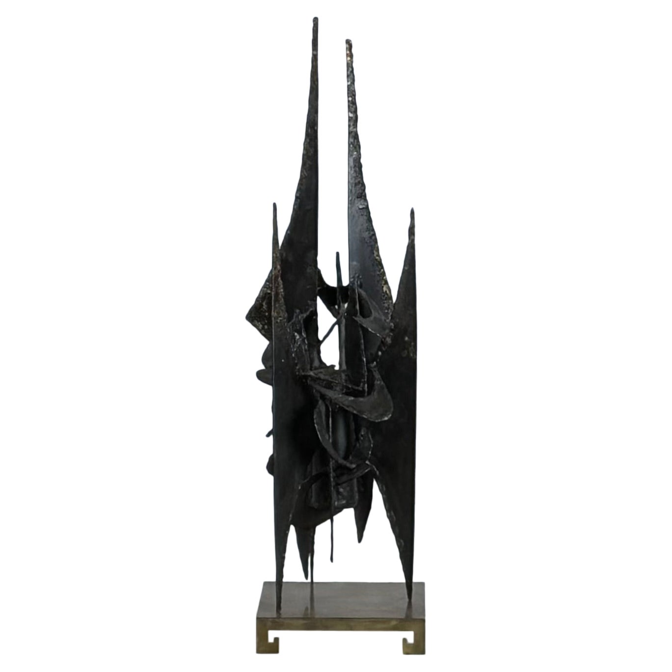 Kleine dekorative brutalistische Skulptur auf einem Stand aus Messing