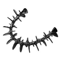 Escultura de cerámica, curvada, columna vertebral esquelética de pie con esmalte negro metálico