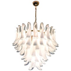 Lustre Veneziana à 6 étages. 65 éléments en verre opalin. Silvio Piattelli