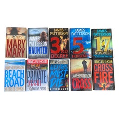 Set di 10 libri curati di James Patterson rivestiti da biblioteca/espositore per sala multimediale