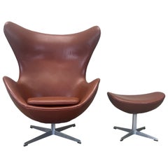 Silla Egg de piel y otomana de Arne Jacobsen