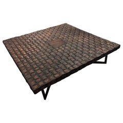 Mesa baja de madera con estructura de cesta