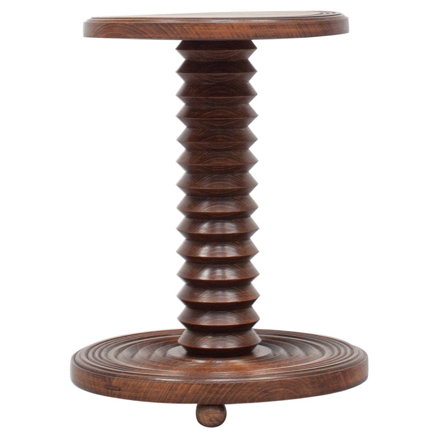 Vintage Französisch gedrehte Säule Sockel Tisch, erinnert an Charles Dudouyt.

Ein französischer Sockeltisch mit gedrechseltem Säulenstiel, runder Basis und Platte, die an die Entwürfe von Charles Dudouyt erinnern.

Es passt zu Innenräumen, in denen
