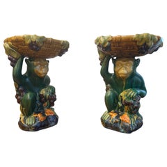 Monkey avec panier tissé et bols sur piédestal de style majolique vintage du 20ème siècle