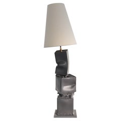 Grande lampada da terra/da tavolo in ceramica di colore grigio, paralume in tela naturale. Prodotto in Italia