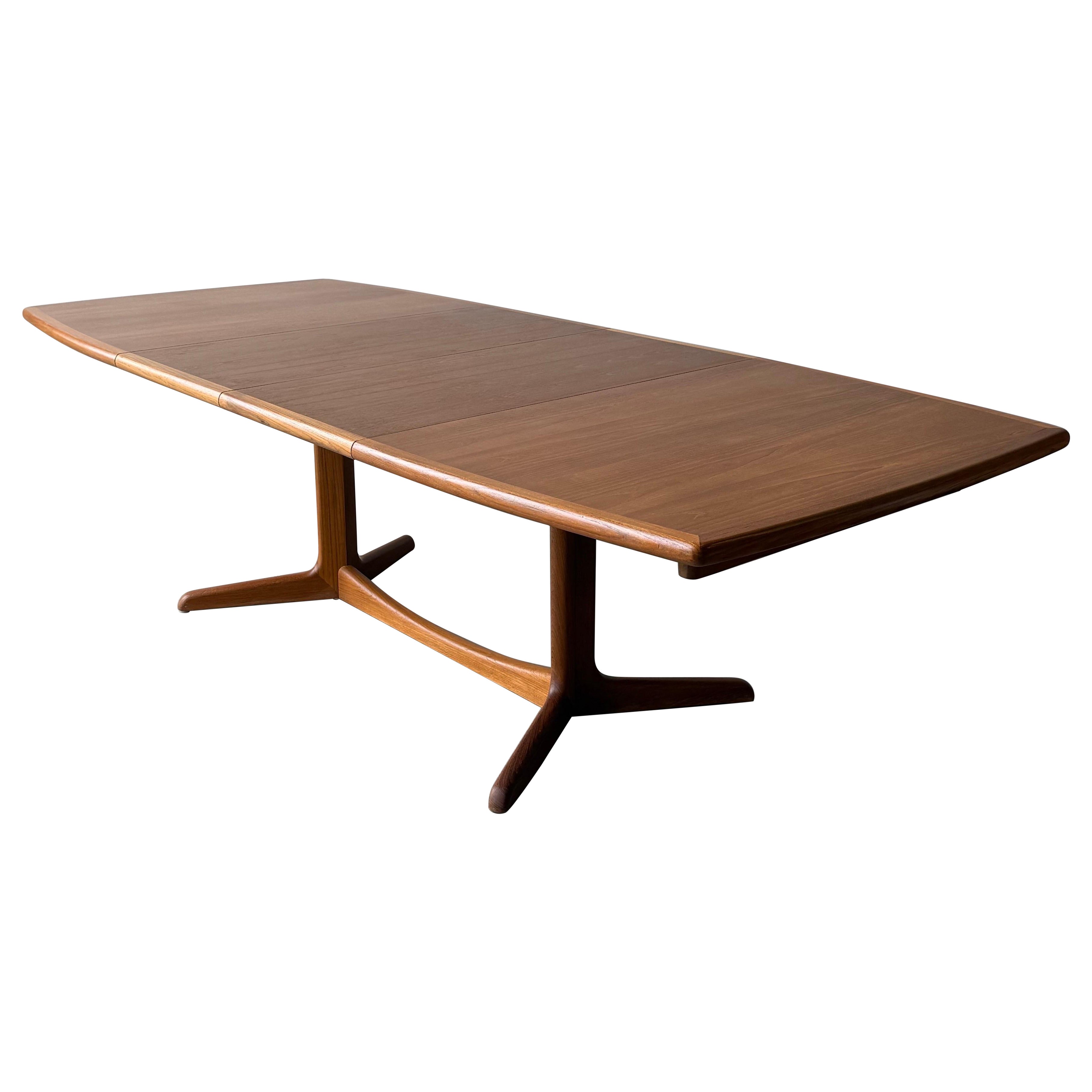 Table de salle à manger massive en teck du milieu du siècle dernier