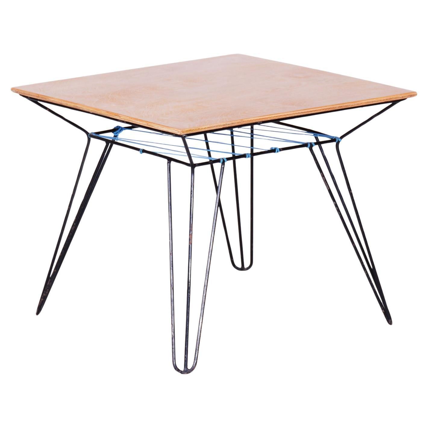 Table basse restaurée du milieu du siècle dernier, Beeche, métal noirci, tchèque, années 1950 en vente