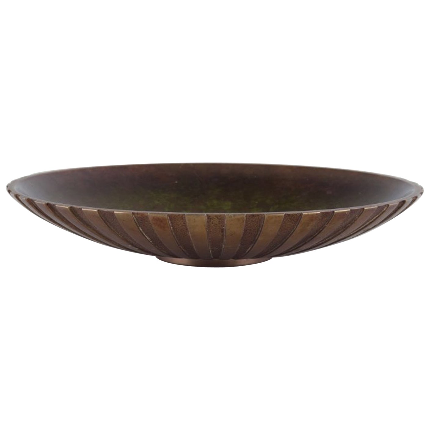 Tinos, Danemark Grand bol en bronze massif. Style Art déco. Daté de 1948