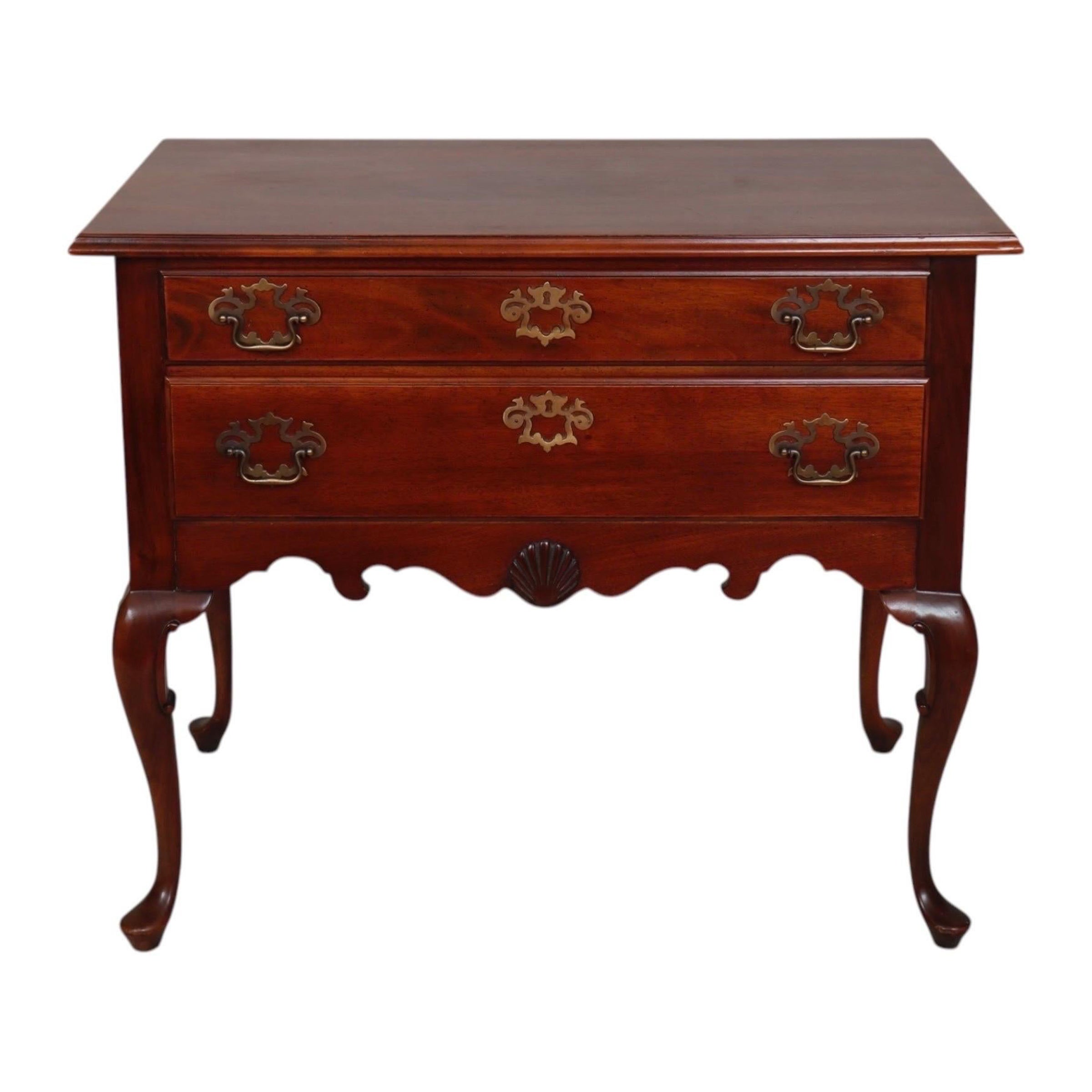 Hickory-Stuhl Queen Anne Lowboy
