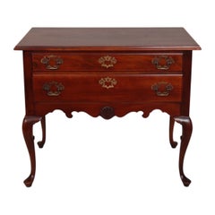 Hickory-Stuhl Queen Anne Lowboy