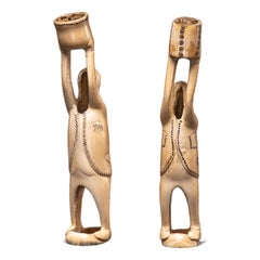 Paar männliche Inuit-Statues aus Caribou-Knochen geschnitzt – wahrscheinlich Nunivak, 20. Jahrhundert