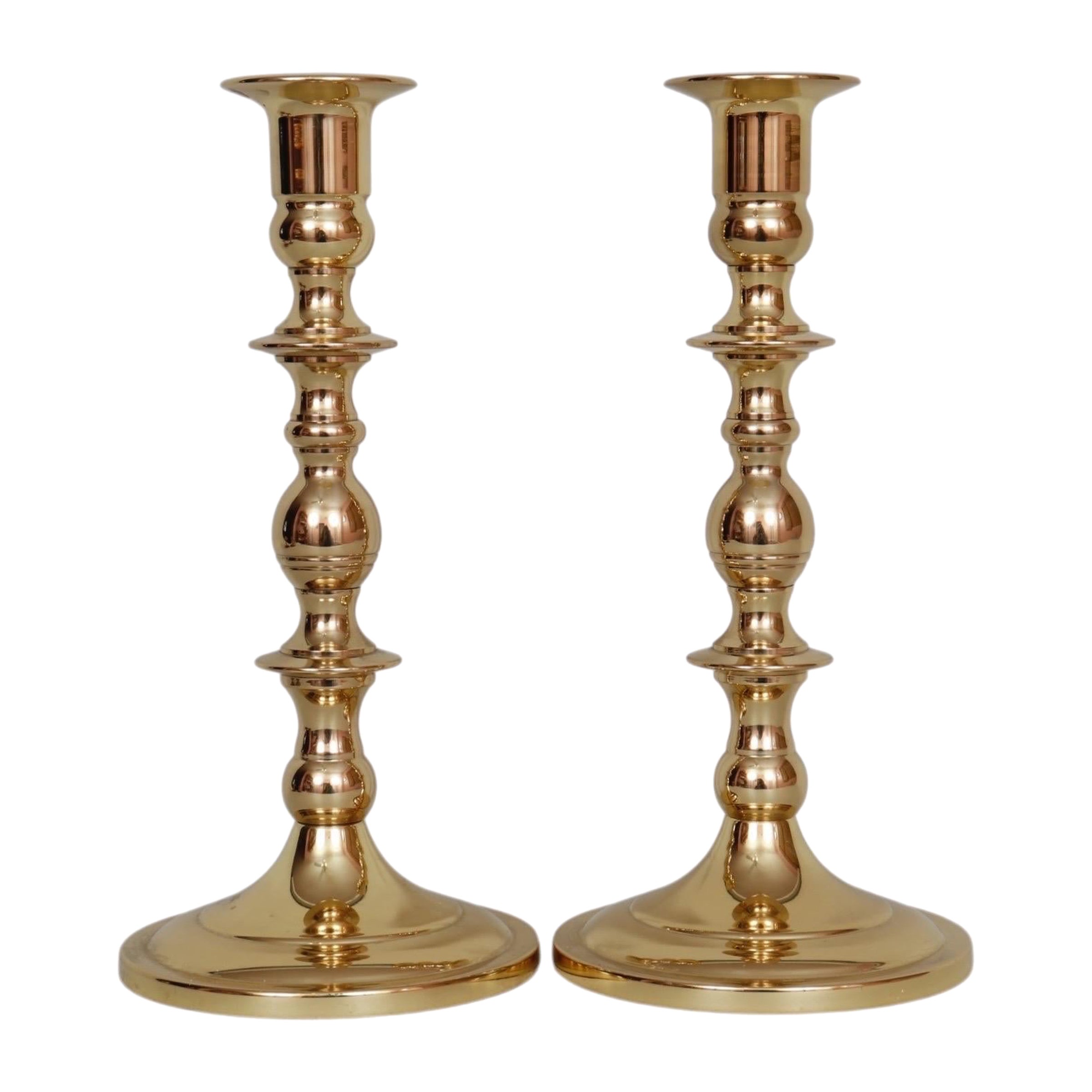 Paire de bougeoirs traditionnels en laiton