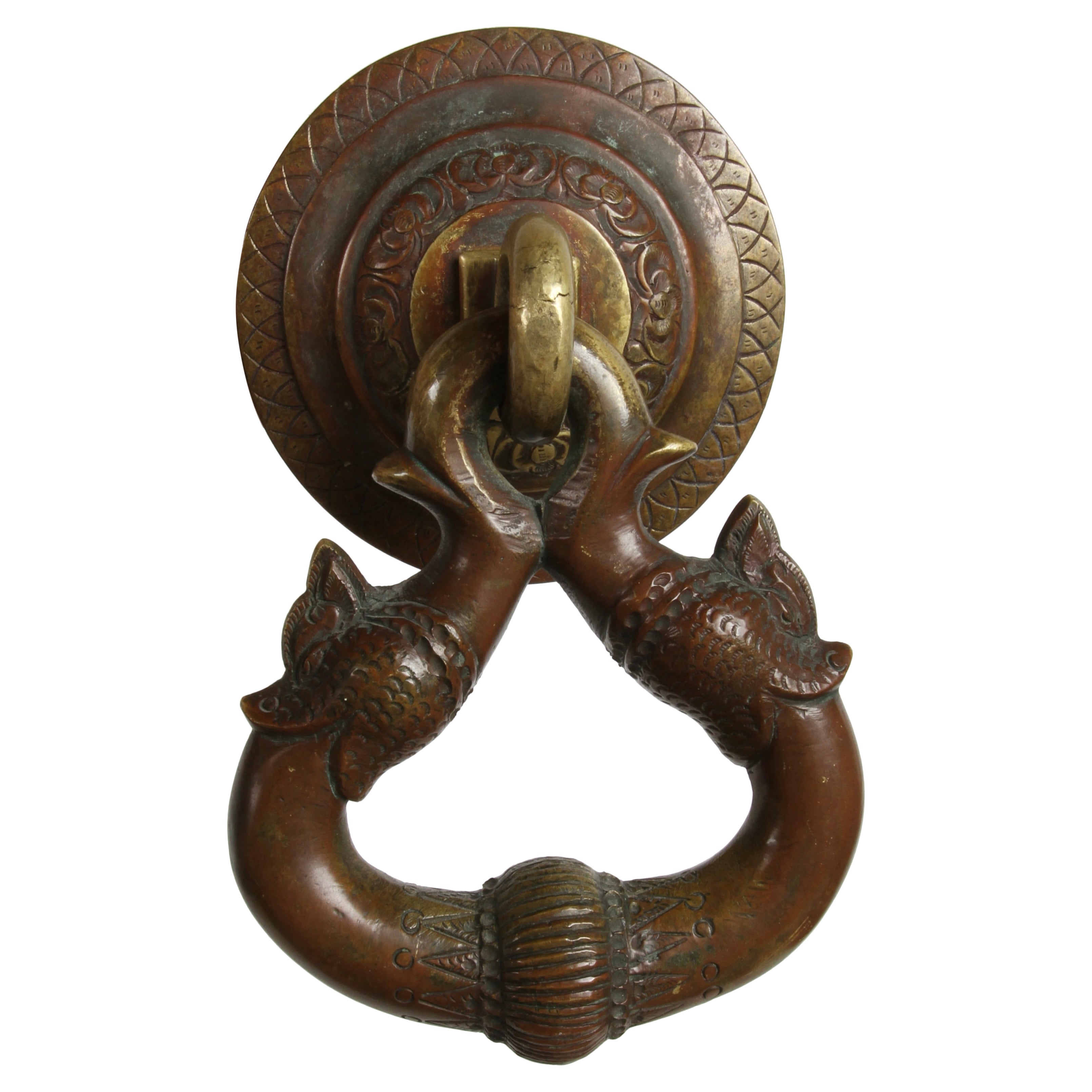 Antico bussante per porta in bronzo del tempio buddista dello Sri Lanka - motivo del pesce delfino in vendita