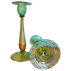 Paire de chandeliers Carder Steuben en verre « vertmona » et « topaze »