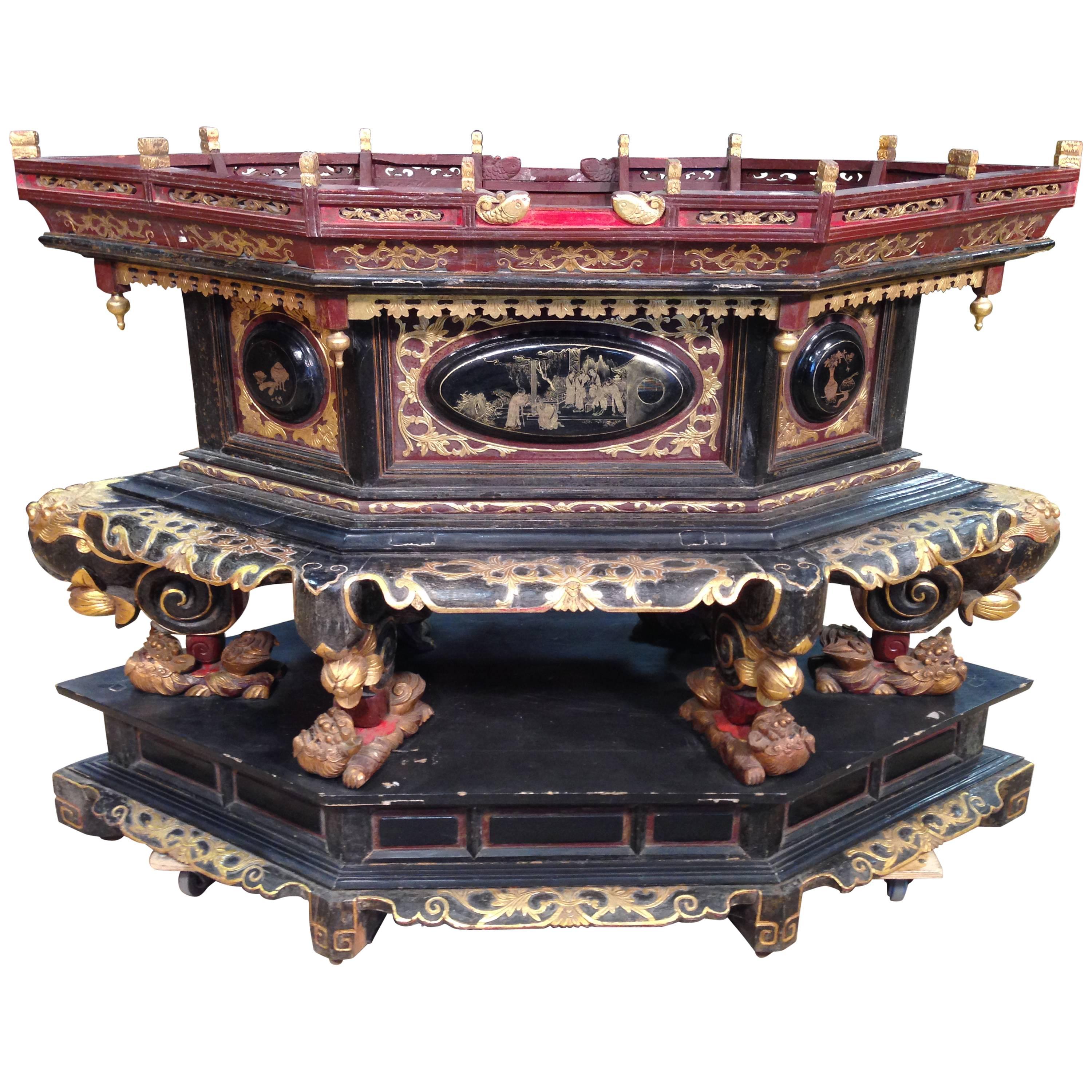 19th Century Chinoiserie Style Gilt And Lacquered Stand
