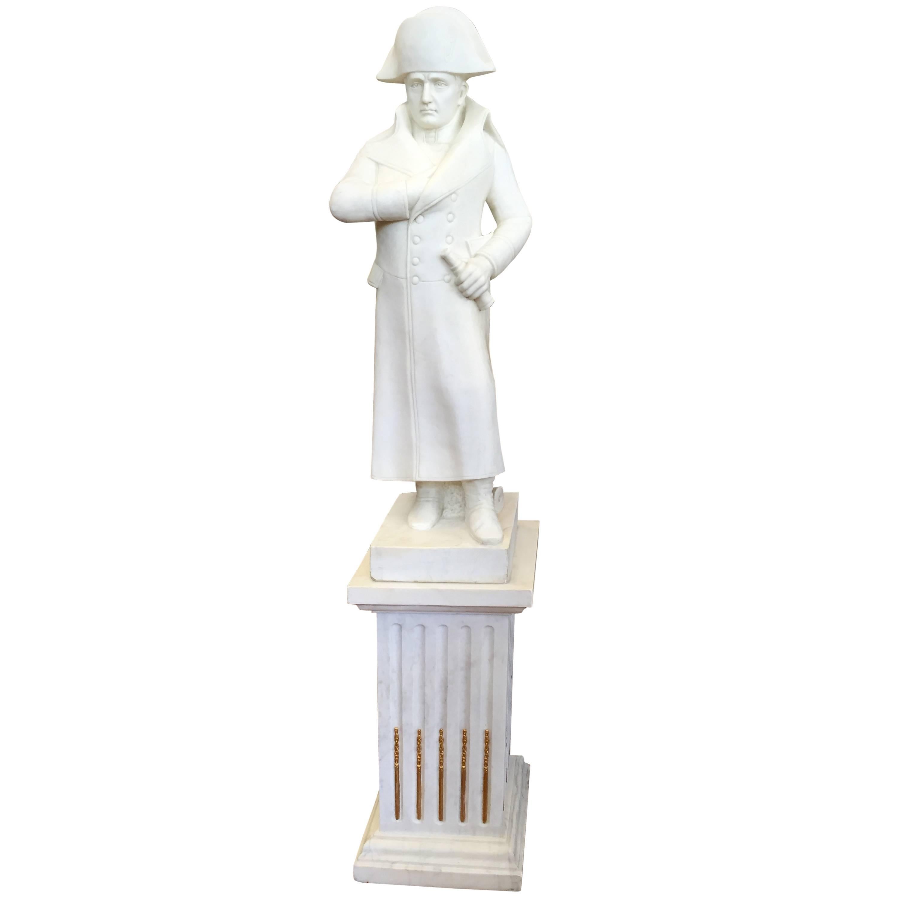 Figure de Napoléon Bonaparte en marbre sculpté, manteau délavé à la main