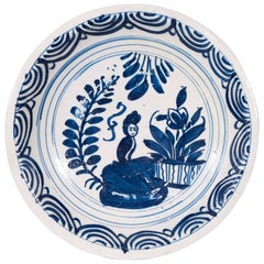 Assiette de présentation en faïence de Delft bleue et blanche du début du 18e siècle, Pays-Bas, vers 1720