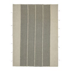 Kilim contemporáneo de Rug & Kilim, rayas blancas y negras con textura, acento beige