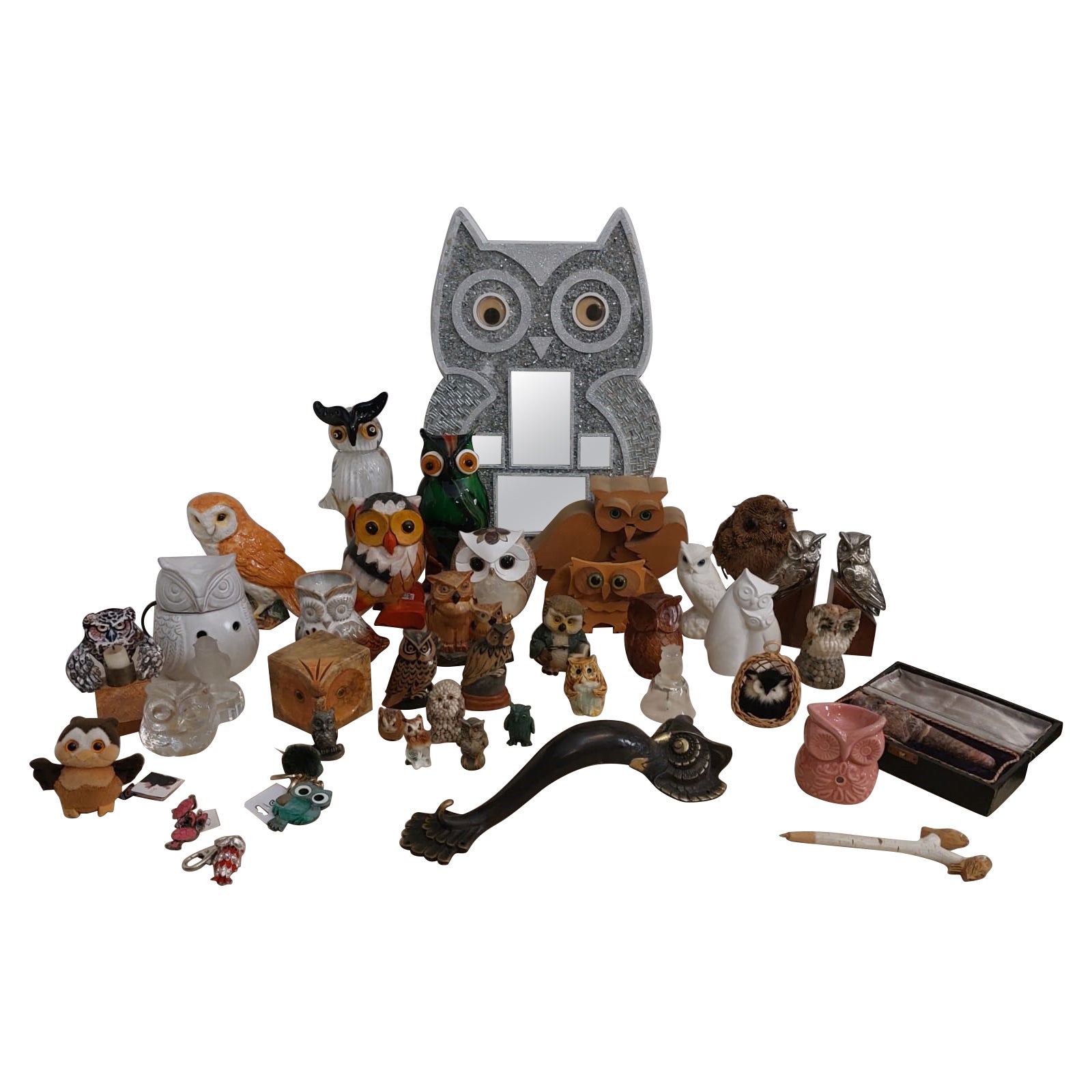 Collectible set of owls in different materials