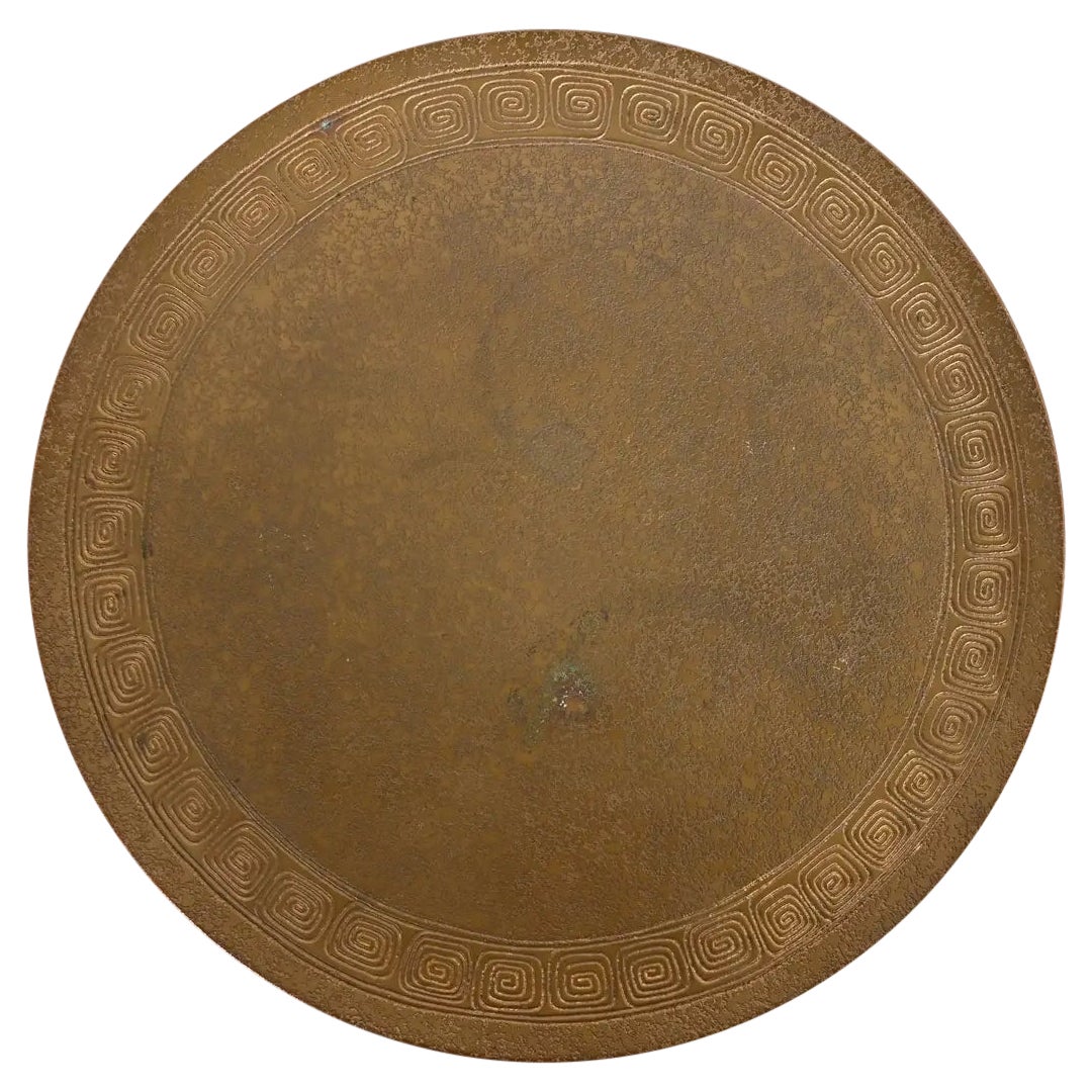Tiffany Studios New York - Assiette ou plateau à charge sur pied en bronze avec clé grecque