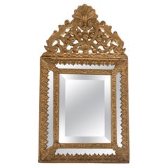 Specchio a cuscino in stile barocco olandese, dorato e repoussé, fine del XIX secolo.