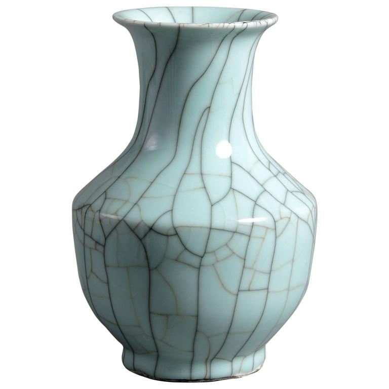 19th Century Qing dynasty Celadon Green Crackle Glazed Vase For Sale at 1stdibs