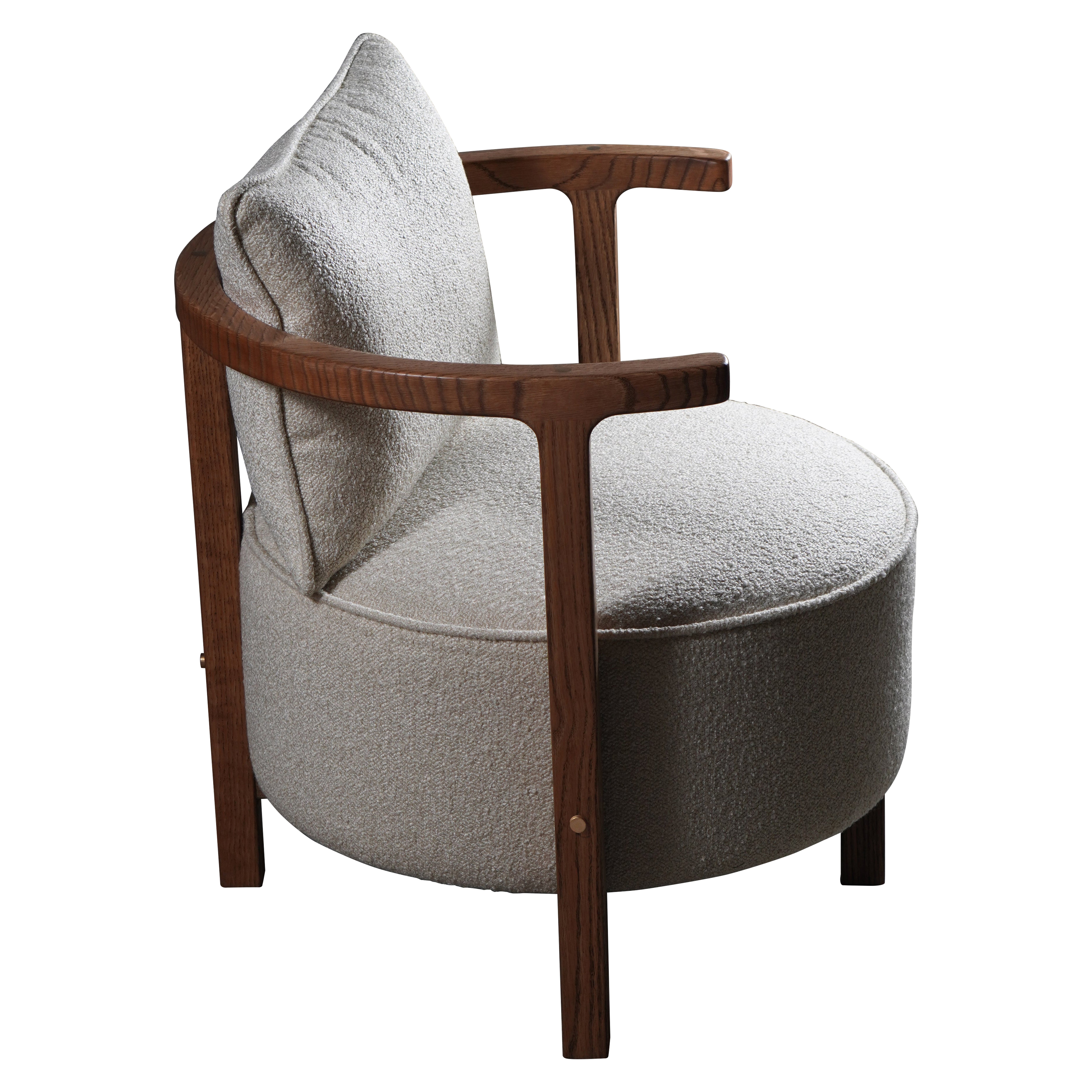 Sillón de acento moderno orgánico de madera maciza de roble con incrustaciones de latón y boucle en venta