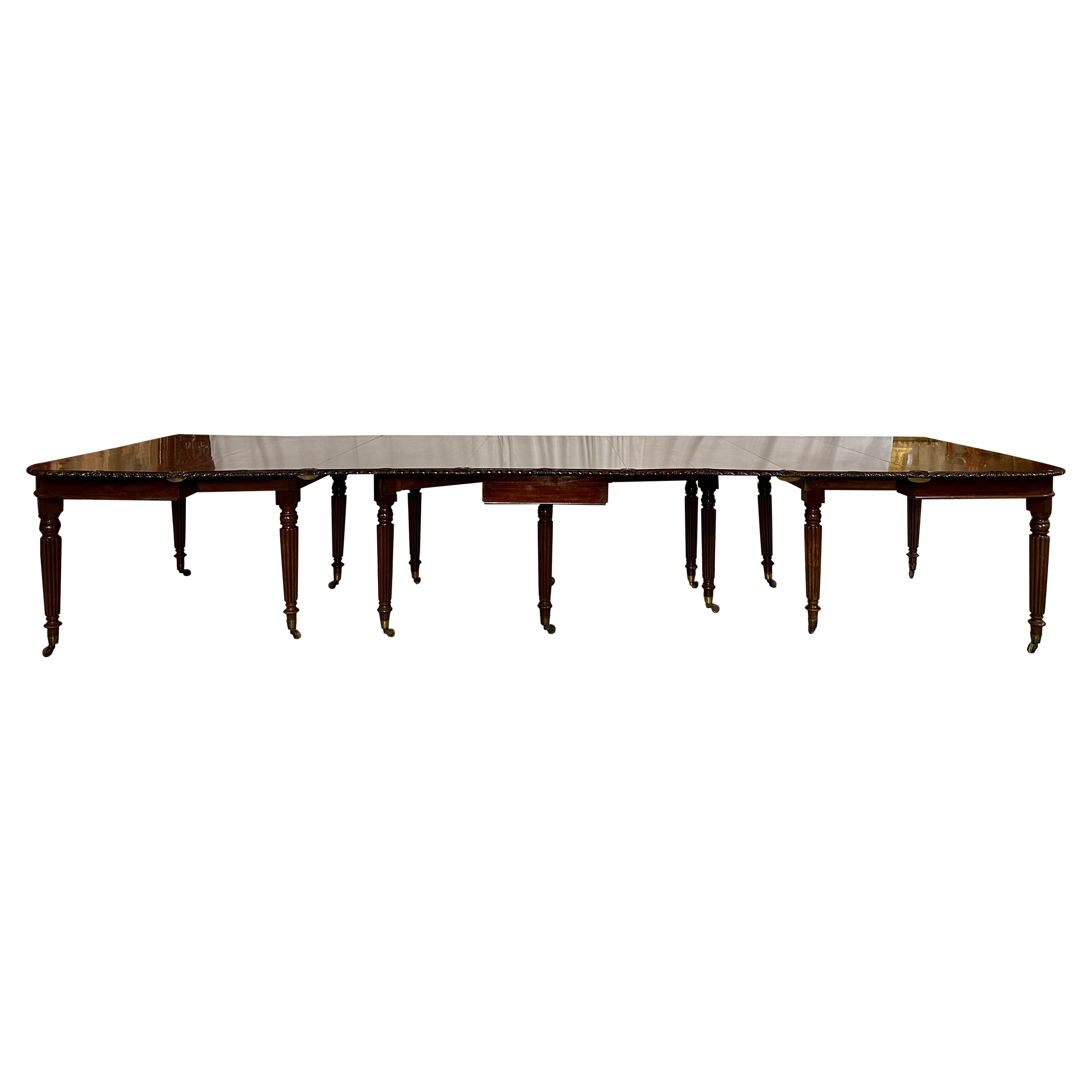 Ancienne table de banquet anglaise en acajou avec bordure sculptée Circa 1840-1860 en vente