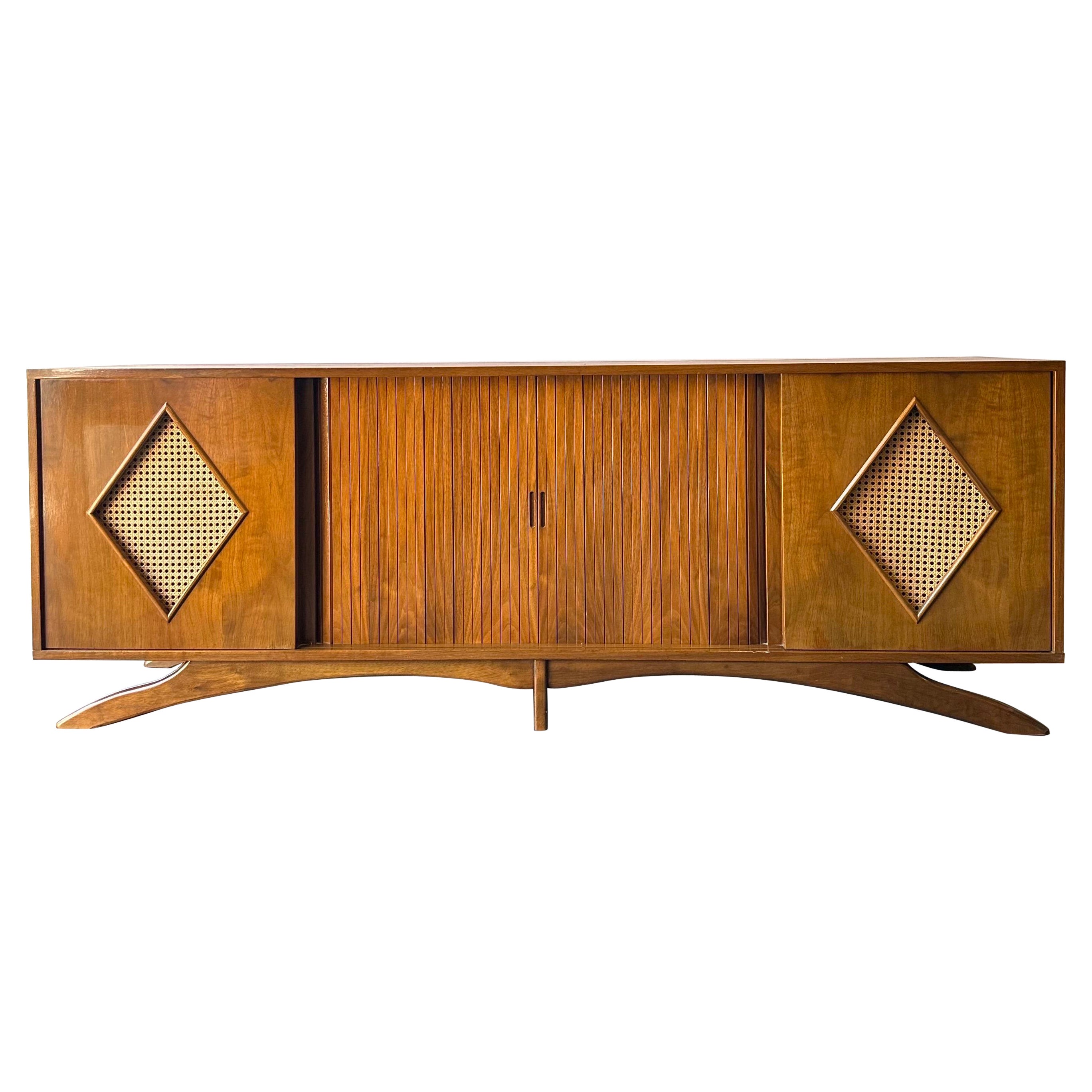 Mid Century Modern Credenza aus Nussbaumholz mit Skulpturen