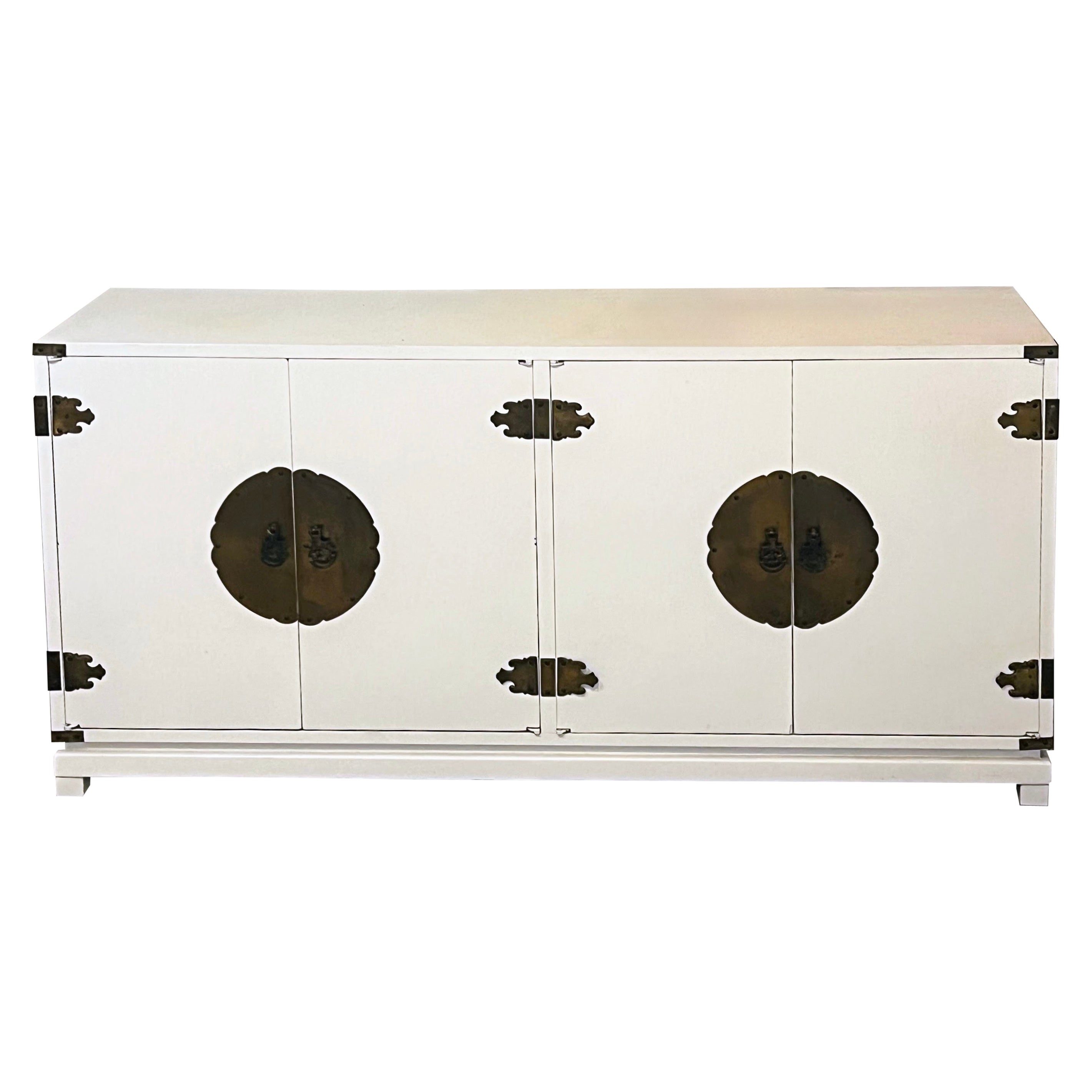 Credenza de mediados de siglo de estilo Asian Modern James Mont Ming lacada en blanco