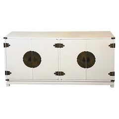 Credenza de mediados de siglo de estilo Asian Modern James Mont Ming lacada en blanco
