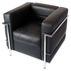 Lc2 Silla Petit Confort de cuero negro de Le Corbusier para Cassina