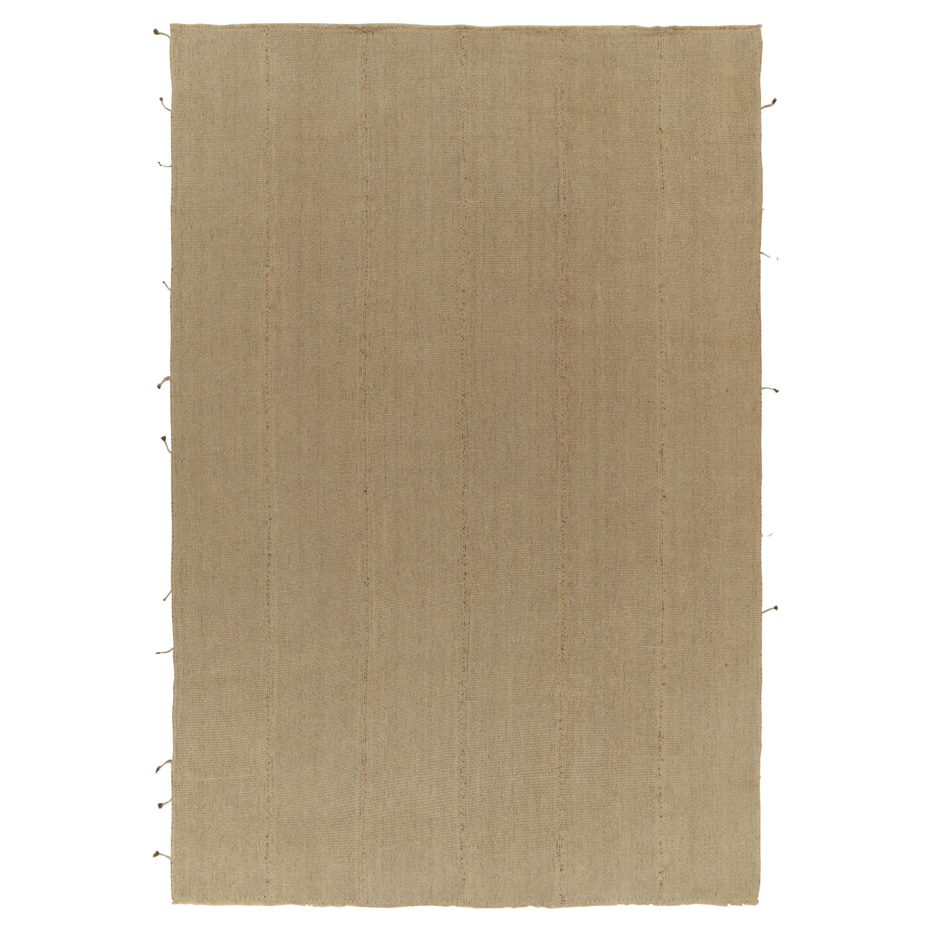 Kilim contemporáneo de Rug & Kilim en color arena, estilo tejido con paneles sólidos de color beige-marrón