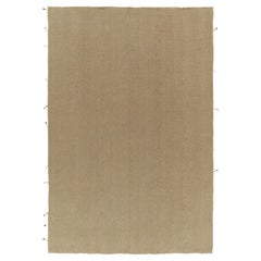 Kilim contemporáneo de Rug & Kilim en color arena, estilo tejido con paneles sólidos de color beige-marrón