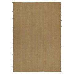 Rug & Kilim's Contemporary Kilim in Sandy, Solid Beige-Brown Panel Woven Style (Kilim contemporain en sable, panneau solide beige-brun)