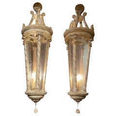 Pareja de candelabros o faroles de salón continentales de tres luces pintados en madera