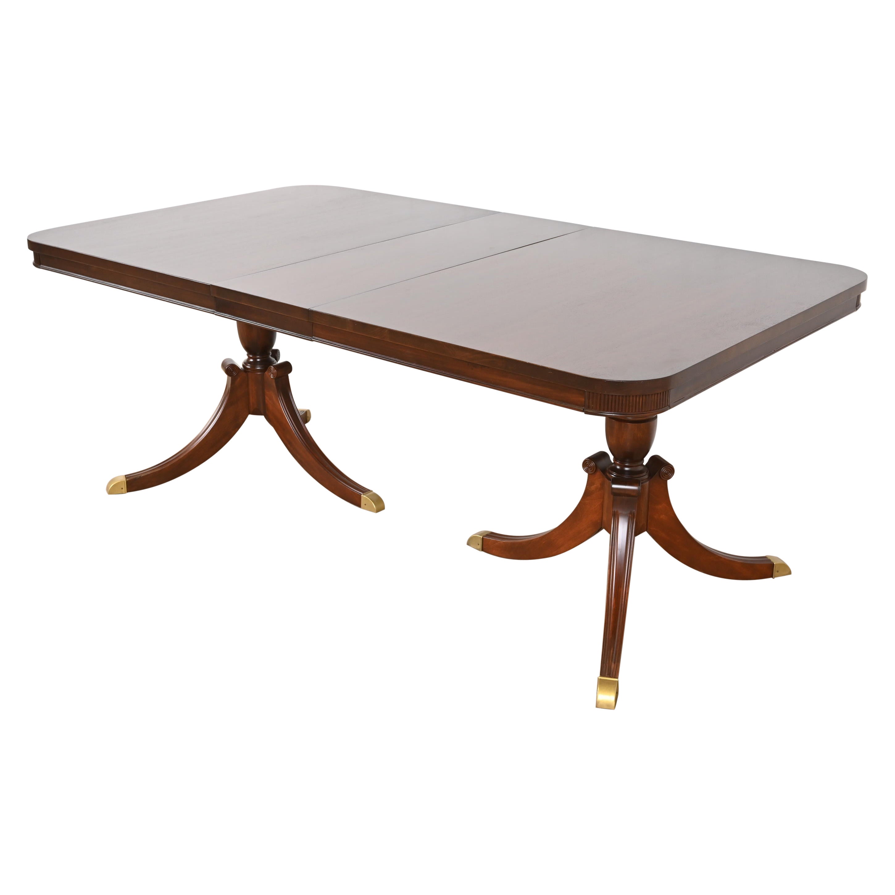 Table de salle à manger géorgienne à double piédestal en acajou de style Baker Furniture, revernie en vente