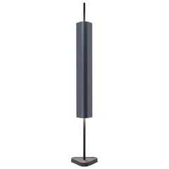 Lámpara de mesa Emi de aluminio y PMMA en azul oscuro de Erwan Bouroullec, 2023