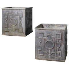 Paire de grandes jardinières géométriques de style géorgien en forme de cubes de plomb