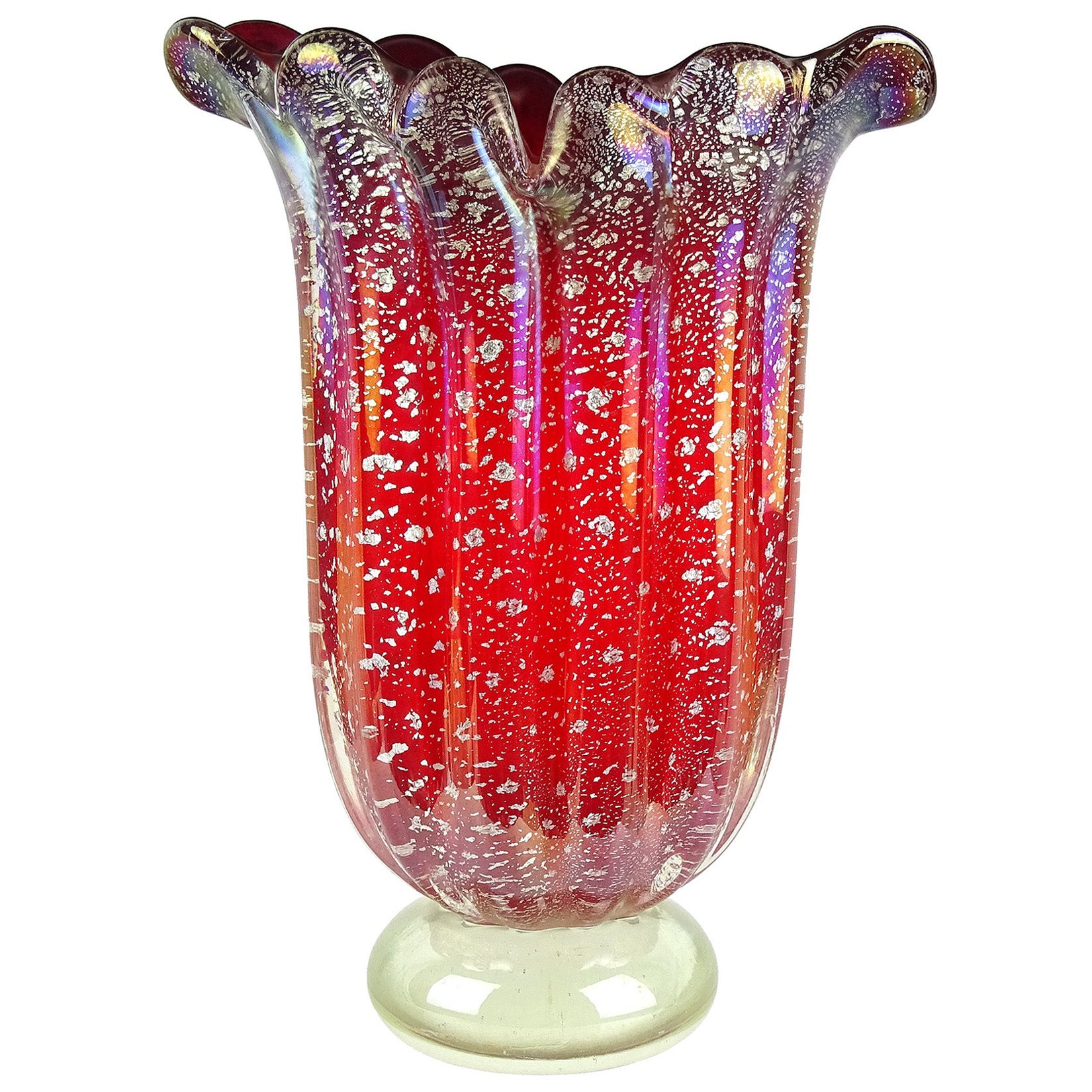 Schillernde italienische Murano-Blumenvase aus Kunstglas mit Jakobsmuschelrand und roten Silberflecken
