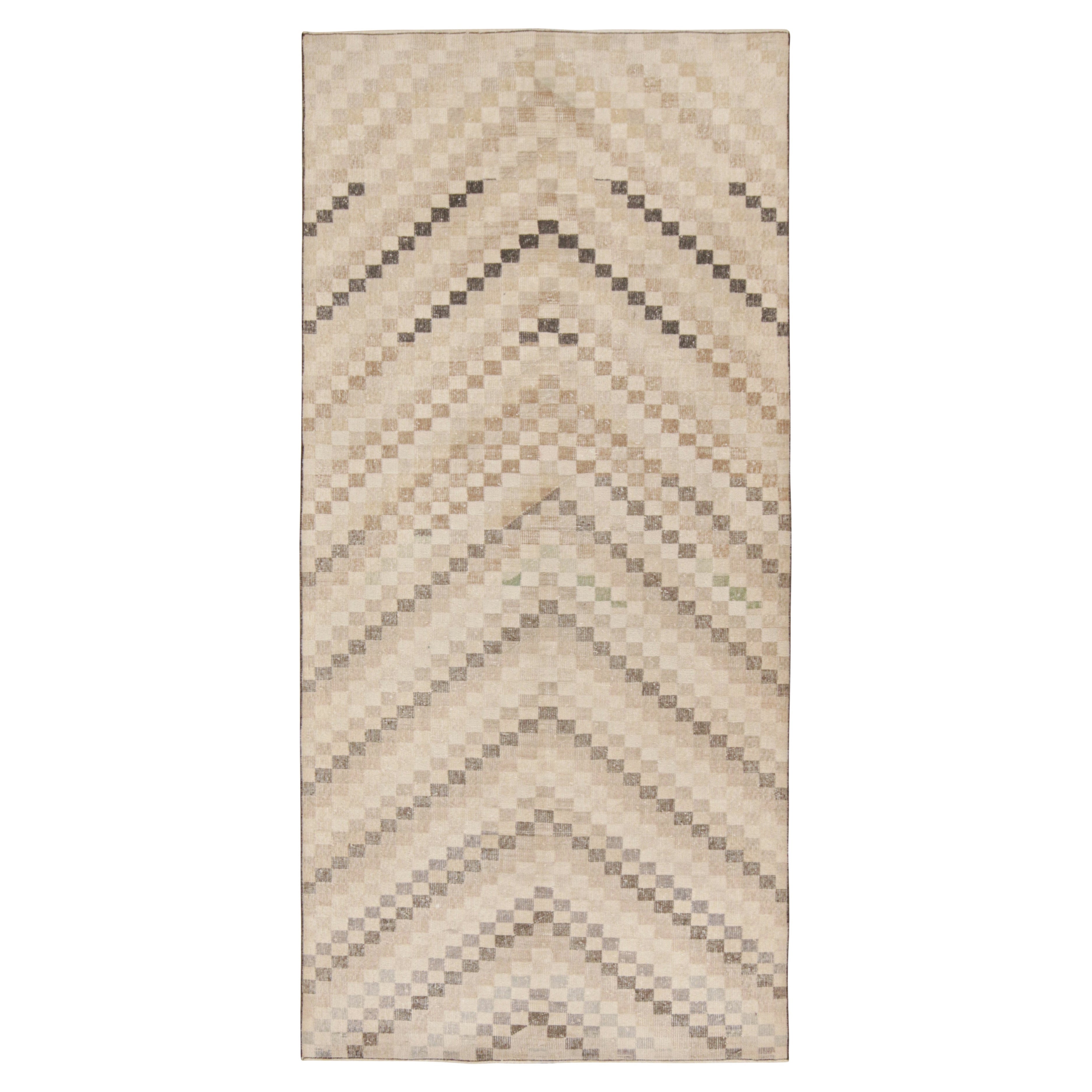 Alfombra vintage Zeki Müren con motivos geométricos beige-marrón by Rug & Kilim