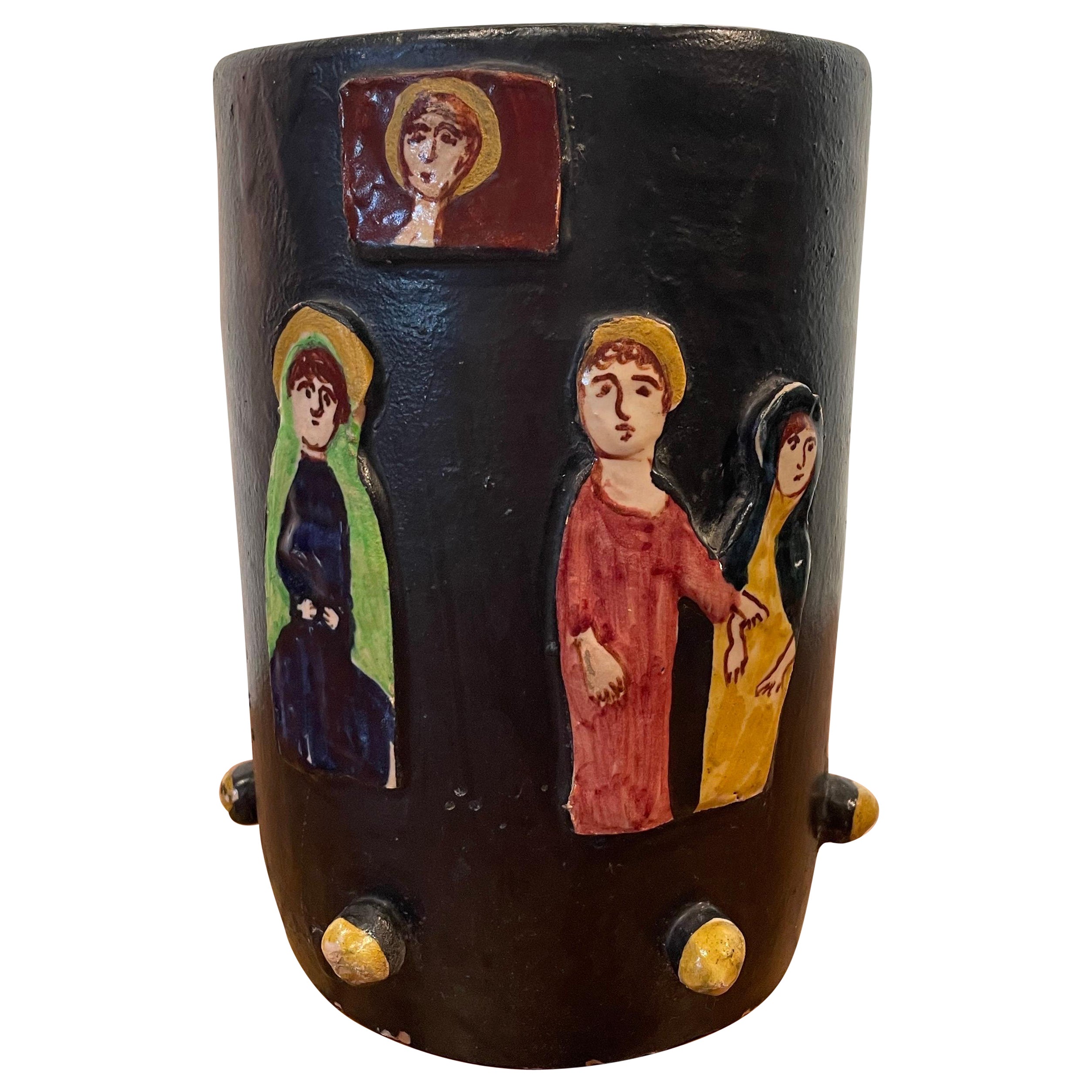 Vaso in ceramica da studio italiano di metà secolo con figure applicate in rilievo in vendita
