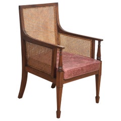 Sillón bergere con incrustaciones de caoba